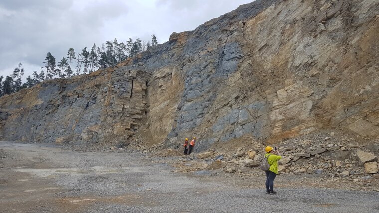 Verkippte Muschelkalkeinheiten in einem Steinbruch